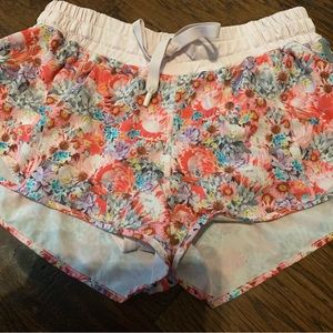 Lululemon hotty hot shorts size 6 EUC